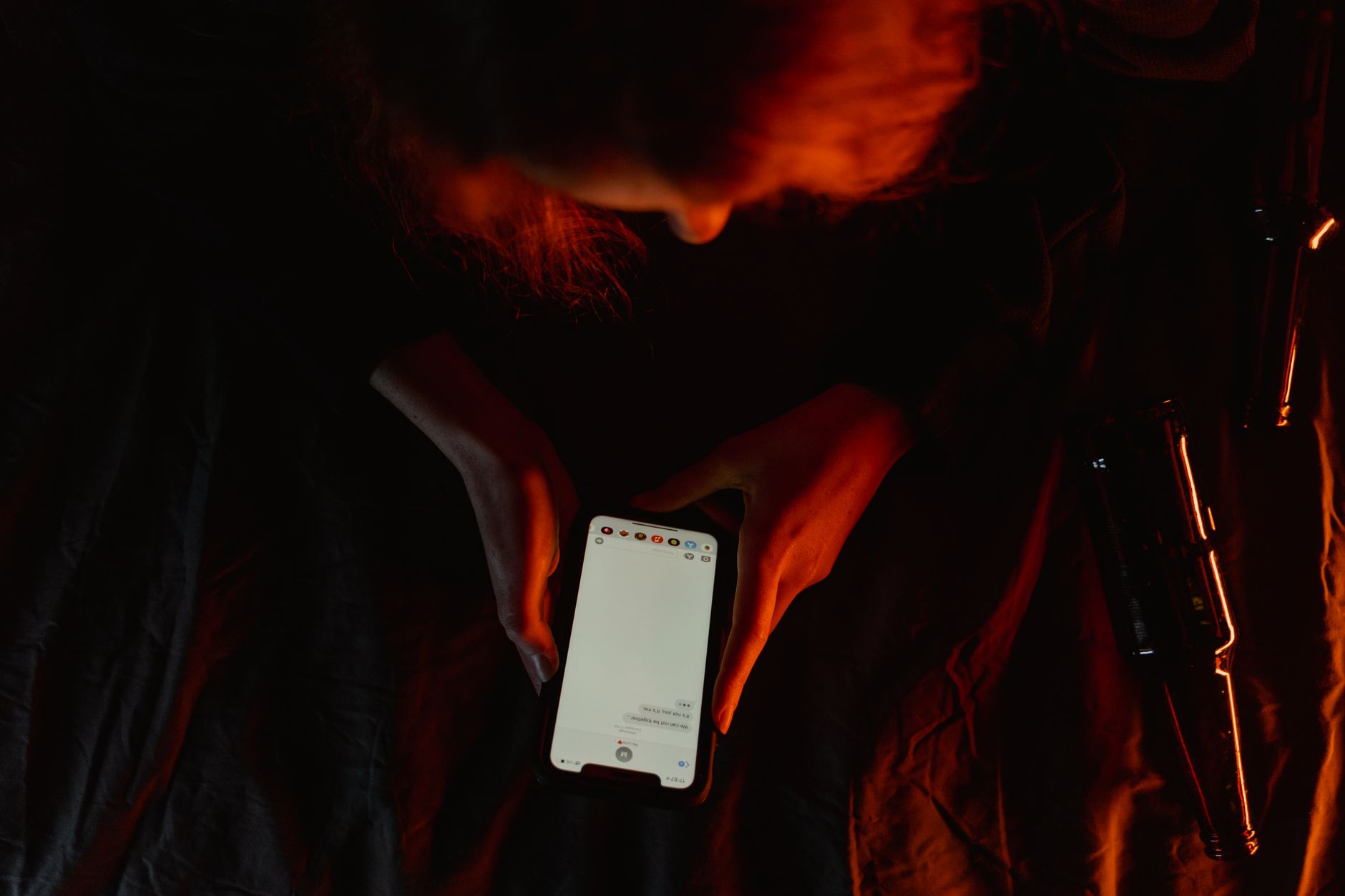 A digitális minimalizmus vége: Hogyan alakítsd át a közösségi média hírfolyamodat interaktív „valóság-játékos” élménnyé?