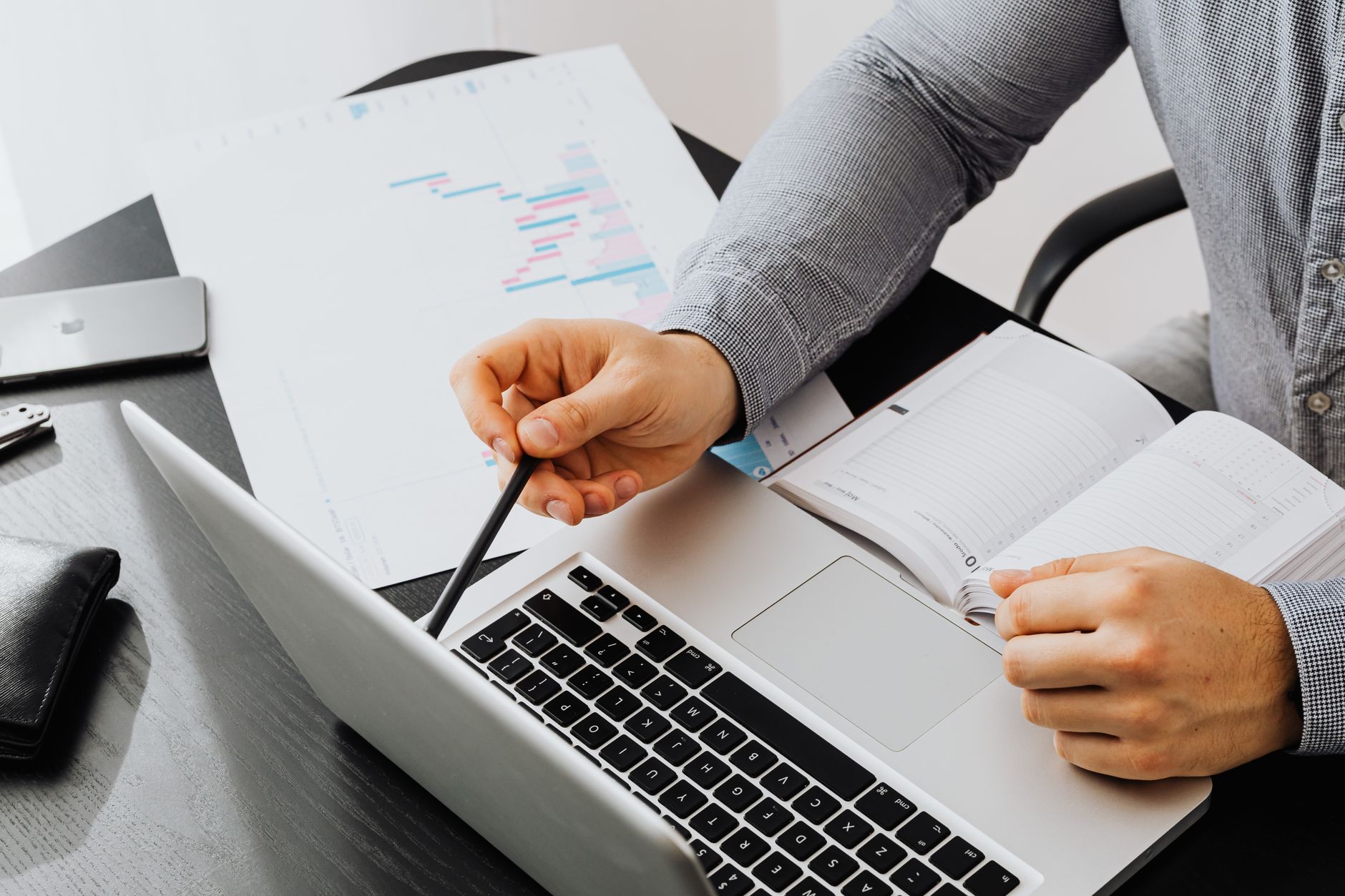 Digitális minimalizmus és egészség: Így tedd „ergonomikus örömforrássá” a képernyőidőt az izomfájdalmak és digitális fáradtság nélkül