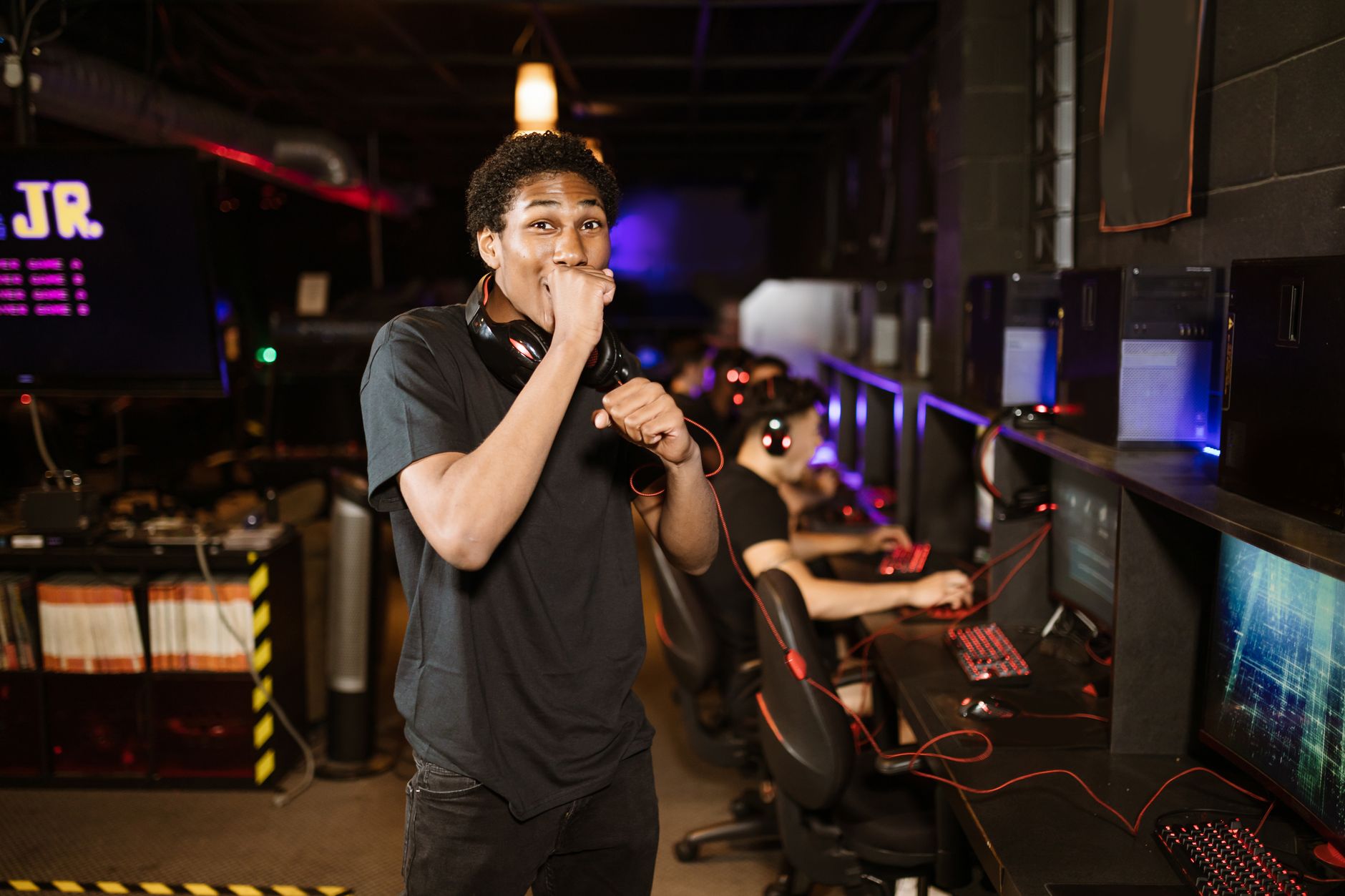 Hogyan szervezz otthoni e-sport bajnokságot a barátaidnak: A profi versenyek minden technikai trükkje egyetlen szobában
